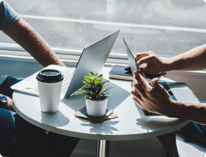 テーブルを挟んで打ち合わせをしている様子