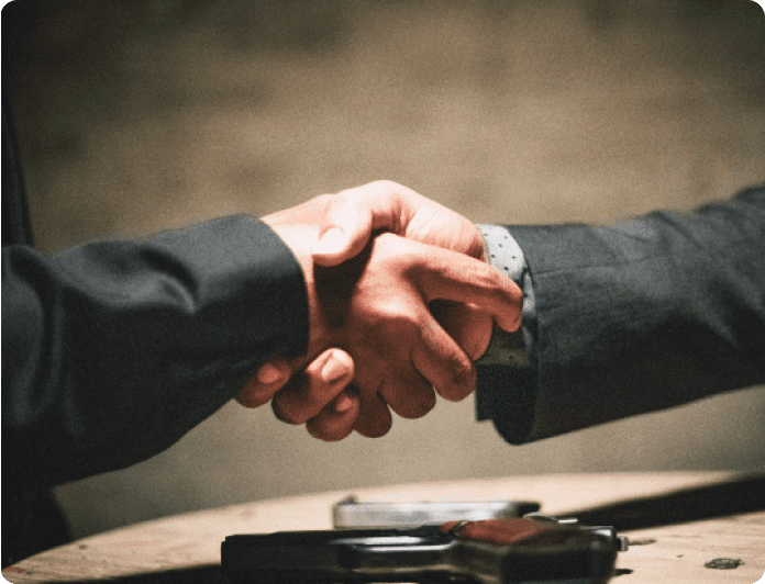 2人が握手をしている様子